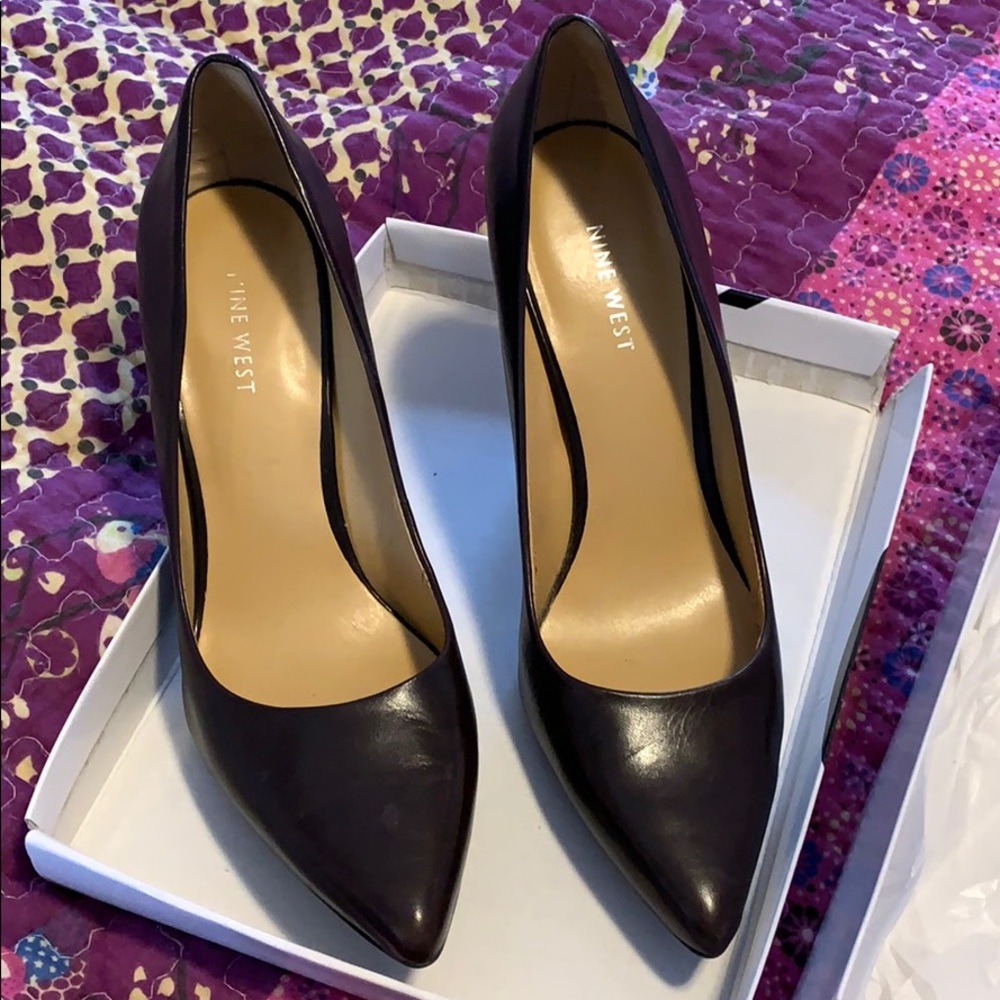 Barely worn Nine West pumps!